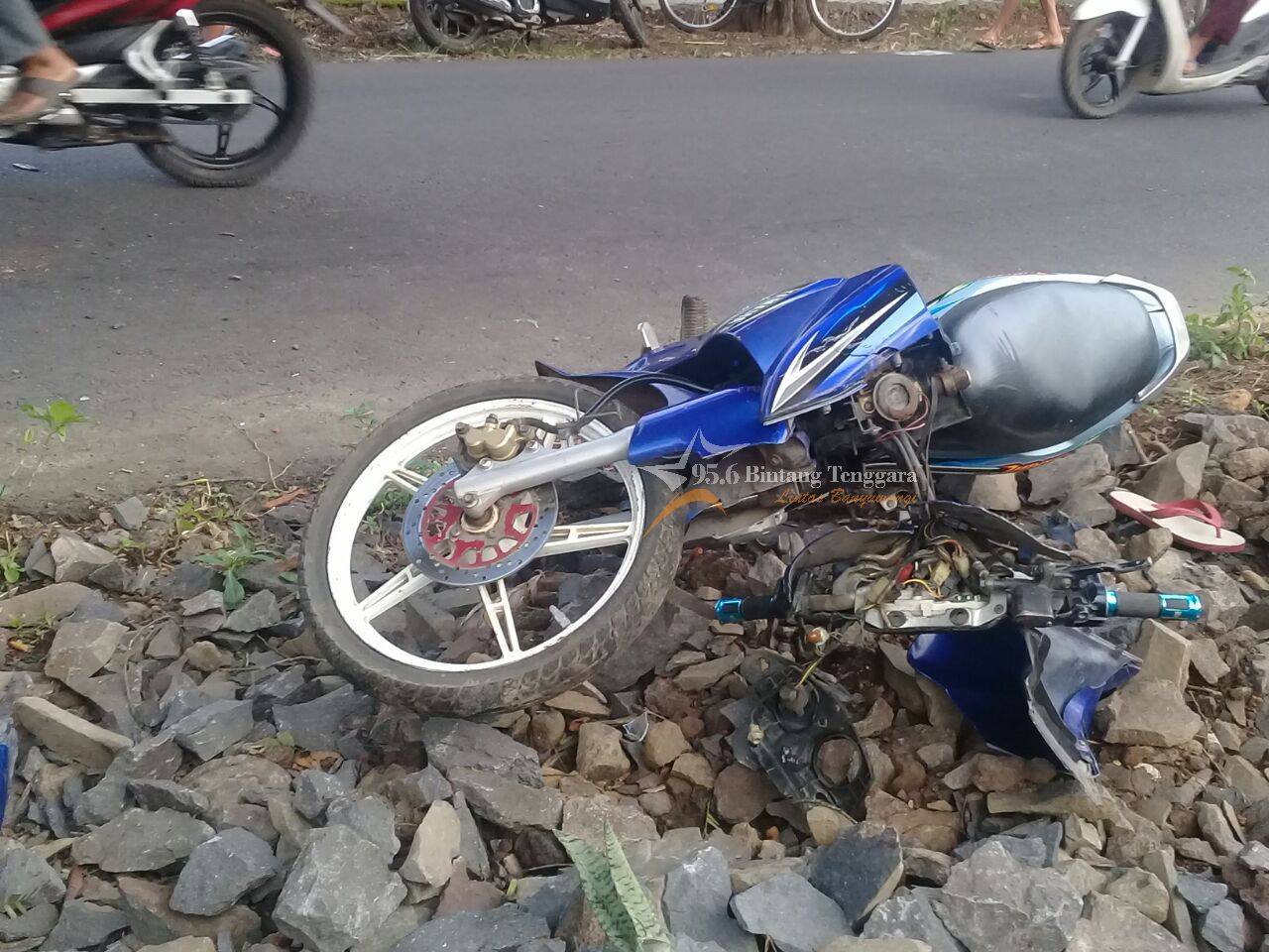 Sepeda Motor Korban Kecelakaan Tungga di Dusun Sukomukti Desa kebaman Kecamatan Srono sesaat setelah kecelakaan terjadi. (Foto. Resti Fauzi)