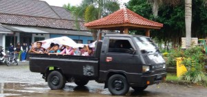 Meski cuaca sedang hujan deras, namun tidak menyurutkan niat anak-anak Desa Kaligondo mengikuti program pendidikan yang digelar oleh mahasiswa KKN 