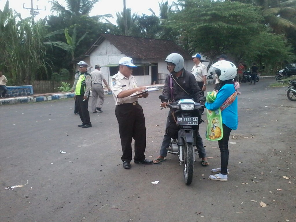 Petugas Unit Pelaksana Teknis (UPT) Dinas Pendapatan Daerah Provinsi Jawa timur saat melakukan pemeriksaan pajak kendaraan saat melaksanakan giat razia di kawasan Genteng Banyuwangi. Selasa, (12/09) (Foto. Fareh Yusuf)