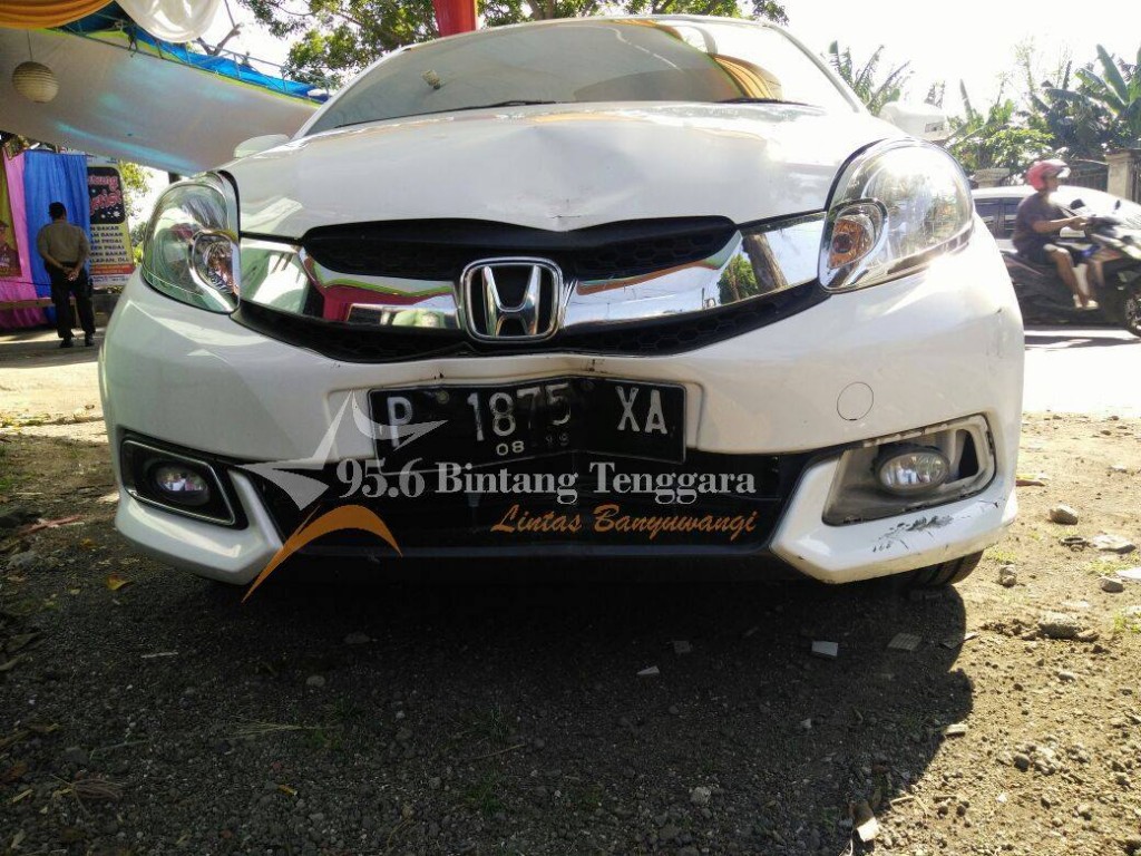Mobil Honda Mobilio yang diketahui milik Mislani Husen warga Kelurahan Kebalenan, Banyuwangi kota yang terlibat tabrak lari. (Foto. Ries Andrian)